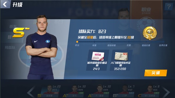 维尼修斯禁区内倒地，VAR短暂回放后确认没有点球